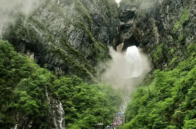 张家界跟团旅游路线,在张家界跟团应该在哪接团?